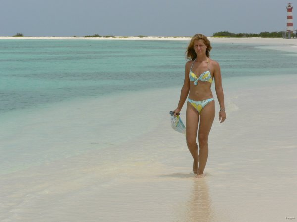 65- Pascale sur la plage 